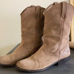 Steve Madden simple, taupe, cowgirl boots. Great worn in condition